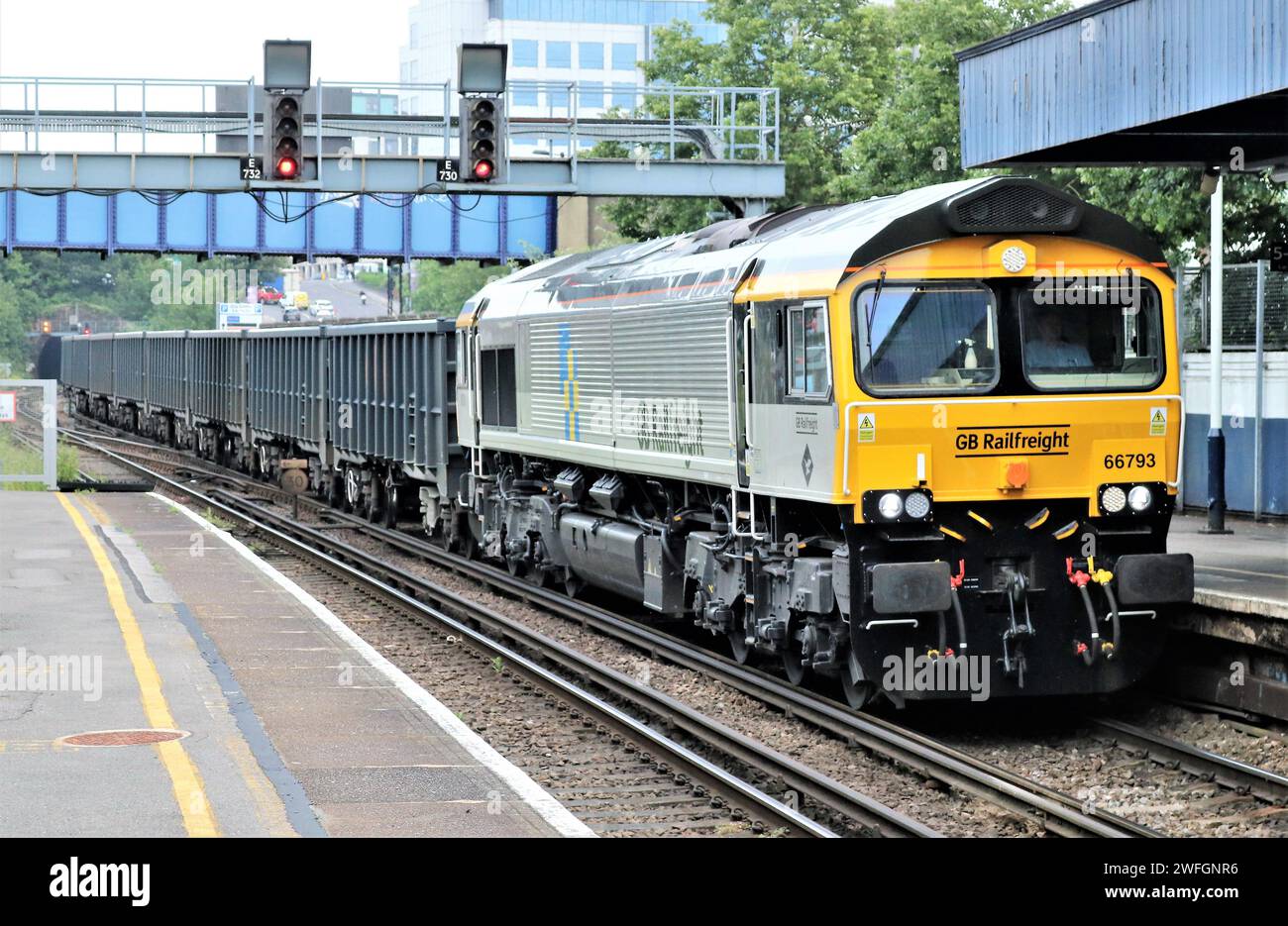 GBRf Classe 66/7 No. 66793 con 4Y19 12,22 binari di Mountfield - Southampton W. Docks attraverso Southampton Central il 30 giugno 2021. Foto Stock