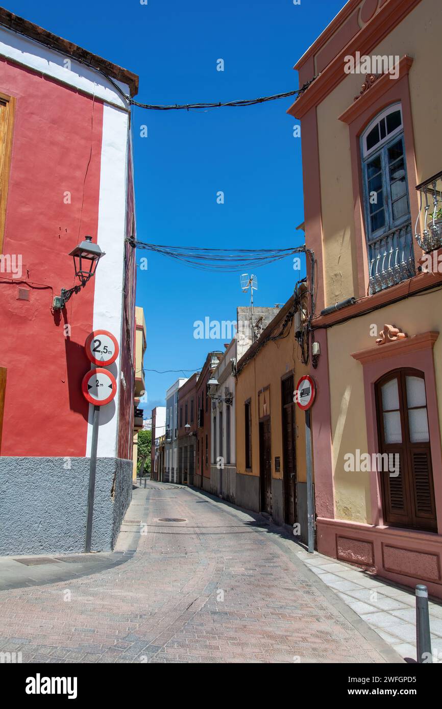 Una strada con case nel centro storico di Galdar, sull'isola Canaria di Gran Canaria in Spagna Foto Stock