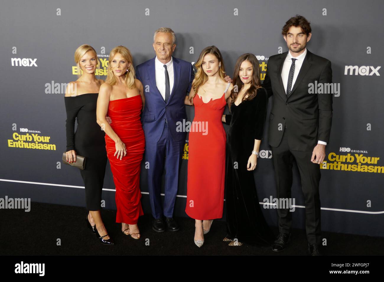 Los Angeles, California, USA 30 gennaio 2024 Catherine Rose Young, attrice Cheryl Hines, marito politico Robert F. Kennedy Jr. La cantante Giulia Be, ospite e Conor Kennedy assistono alla HBOÕs stagione 12 Premiere di Curb Your Entreasm al DGA Theatre il 30 gennaio 2024 a Los Angeles, California, USA. Foto di Barry King/Alamy Live News Foto Stock