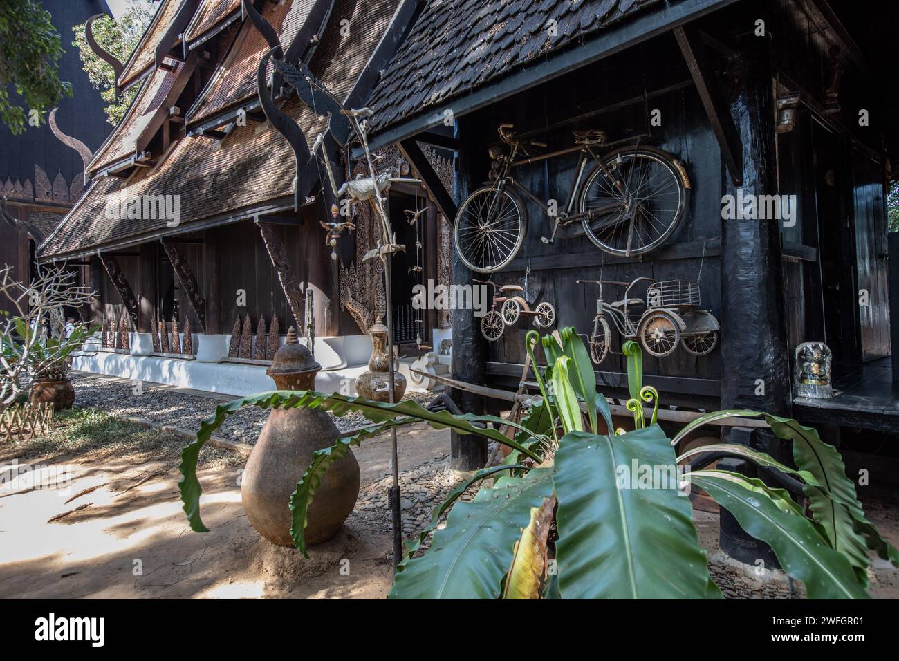 Chiang Rai, Thailandia. 19 gennaio 2024. Una vista dall'esterno della Casa Nera. Il "Baan Dam Museum", conosciuto anche come la "Casa Nera" e spesso indicato come il "Tempio Nero", non è in realtà un tempio, ma più simile a un museo d'arte e a uno studio con opere d'arte di vari artisti. La "Casa Nera" è anche la più grande collezione al mondo di resti di animali trasformati in mobili. E' stato progettato dal famoso artista thailandese Thawan Duchanee che mescola edifici tradizionali della Tailandia settentrionale con architettura non convenzionale e contemporanea. (Foto di Guillaume Payen/SOPA Images/Sipa USA) credito: SIPA USA/Alamy Live News Foto Stock