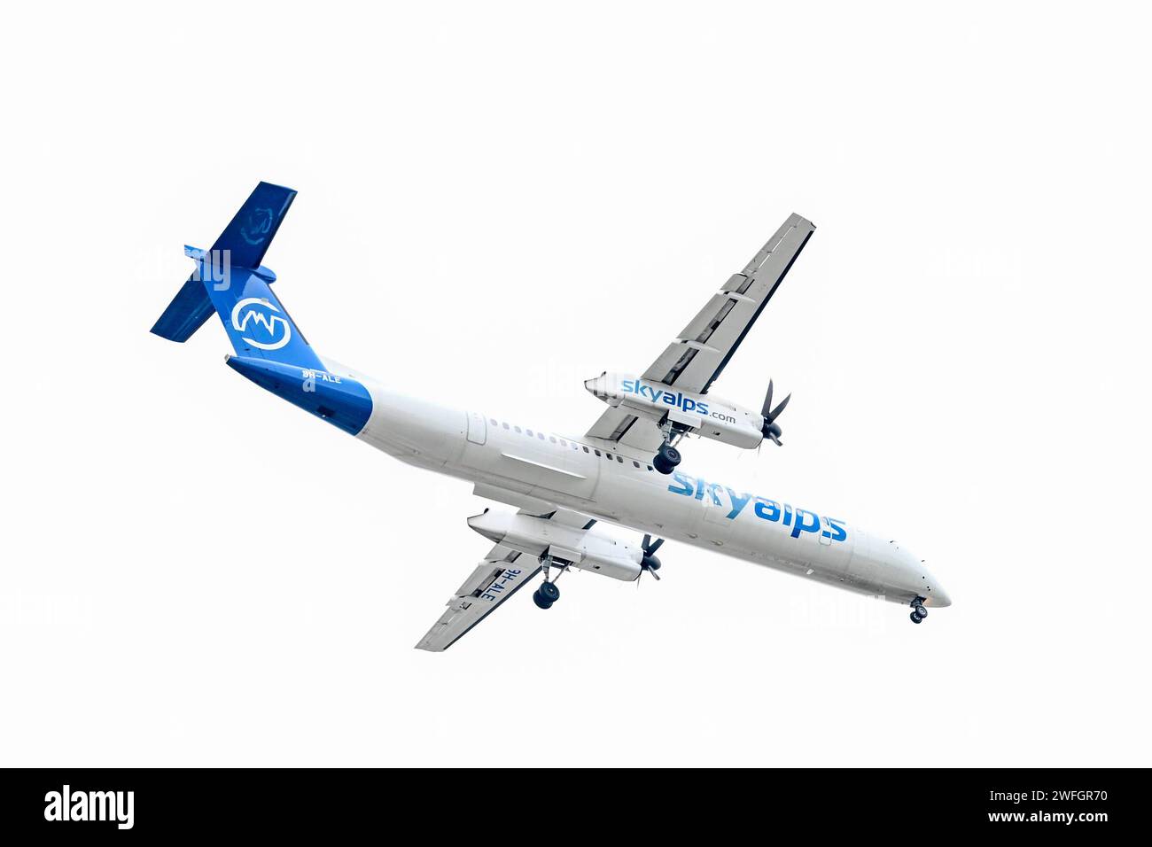 Flughafen Linz, Sky Alps 31.01.2024, Flughafen Linz, AUT, Sky Alps, im Bild Suedtiroler Regional-Airline Sky Alps, Skyalps, Dash-DHC-8-Q400-Turboprop-Flugzeug, Linienflug, Linz Hoersching, Duesseldorf, Francoforte, Flughafen Oberoesterreich *** Aeroporto Linz, Sky Alps 31 01 2024, Aeroporto Linz, AUT, Sky Alps, nella foto compagnia aerea regionale altoatesina Sky Alps, Skyalps, Dash DHC 8 Q400 turboelica, volo di linea, Linz Hoersching, Duesseldorf, Francoforte, aeroporto Upper Austria Sky Alps, 31.01.2024 Foto Stock