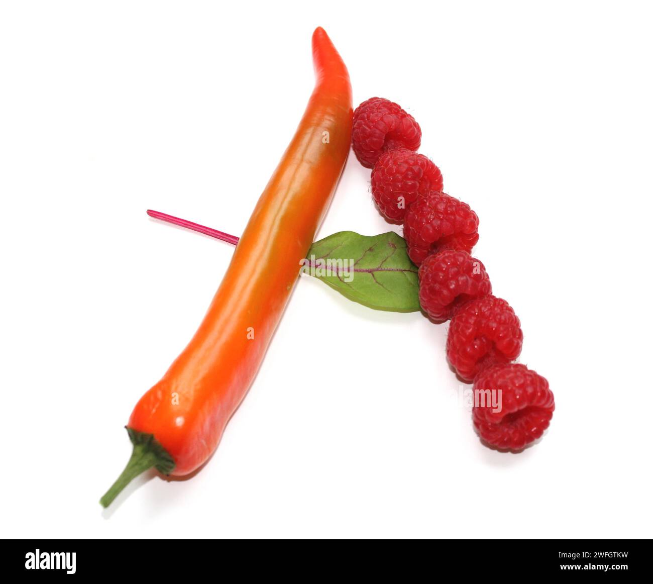 Lettera A di insalata verde, lampone, peperoncino alfabetico ABC lettere maiuscole di peperoncino, pepe, a per testo, enciclopedia, libro di cucina, menu Foto Stock