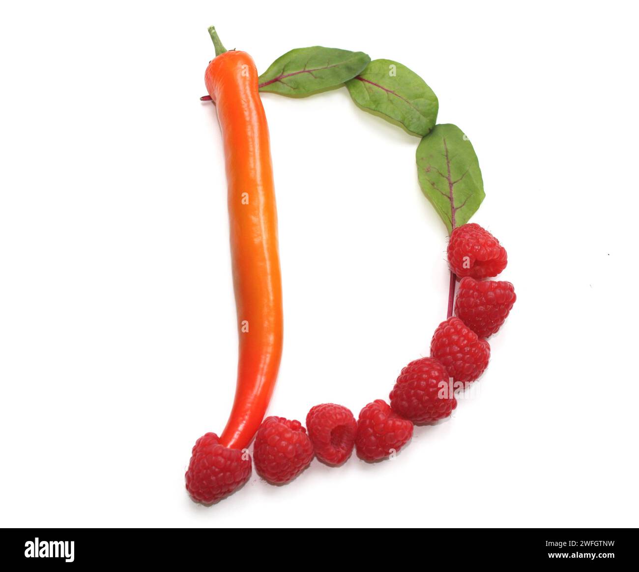 Lettera D di insalata verde, lampone, peperoncino alfabetico ABC lettere maiuscole di peperoncino, pepe, d per testo, enciclopedia, libro di cucina, menu Foto Stock