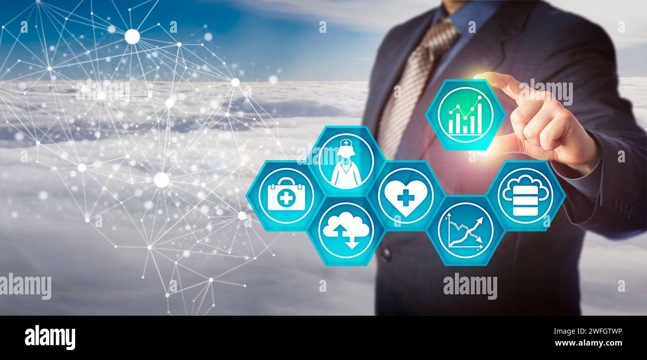 Gestore di database non riconoscibile che recupera i dati medici in una rete elettronica. Concetto aziendale per la gestione delle tecnologie dell'informazione sanitaria e. Foto Stock