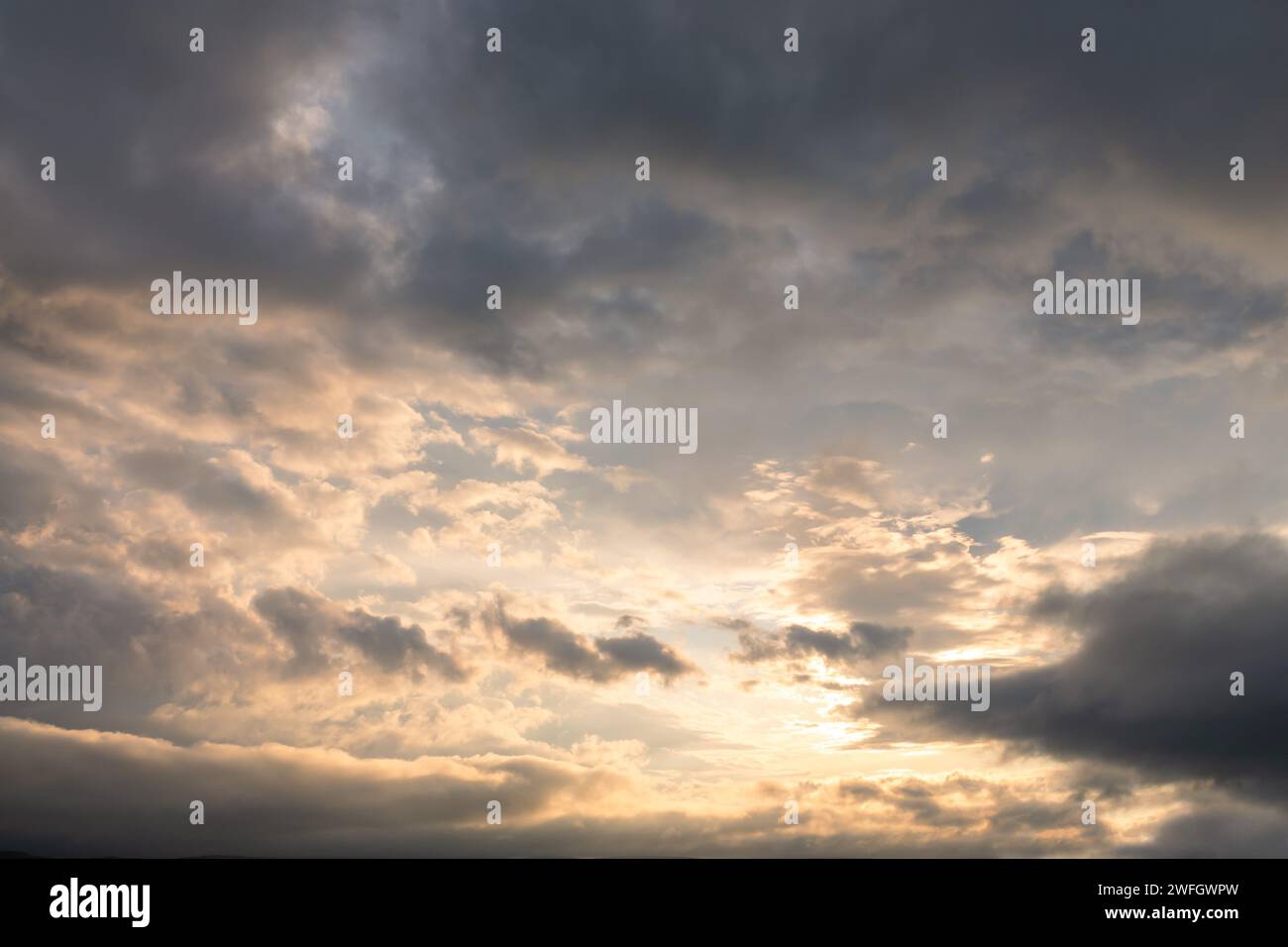 Bel cielo Moody con nuvole scure al tramonto, riposizionamento del cielo, sfondo naturale Foto Stock