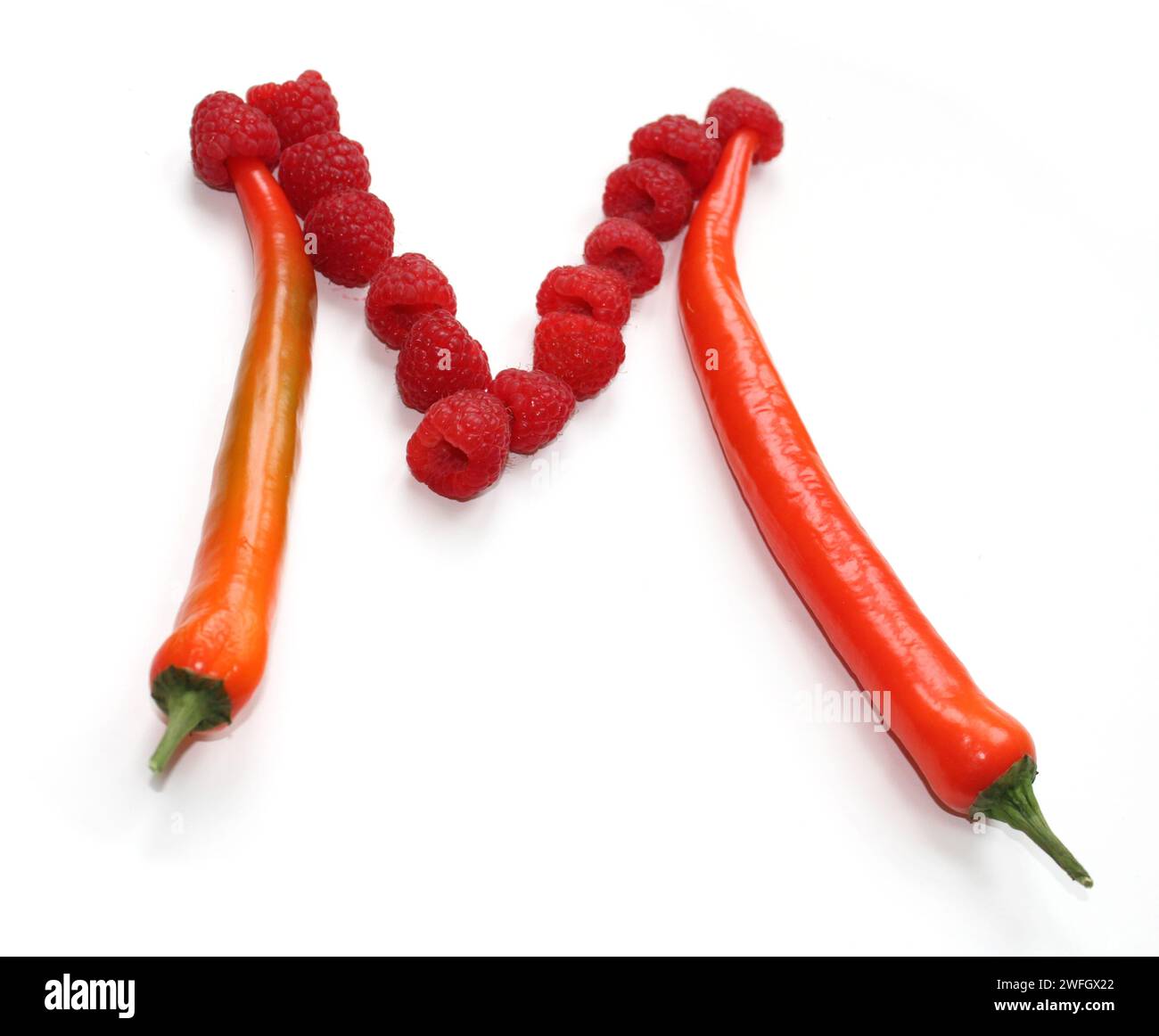 Lettera M di lampone, peperoncino rosso arancia, alfabetico ABC lettere maiuscole di peperoncino, peperoncino, per testo, enciclopedia, libro di cucina, menu della barra Foto Stock