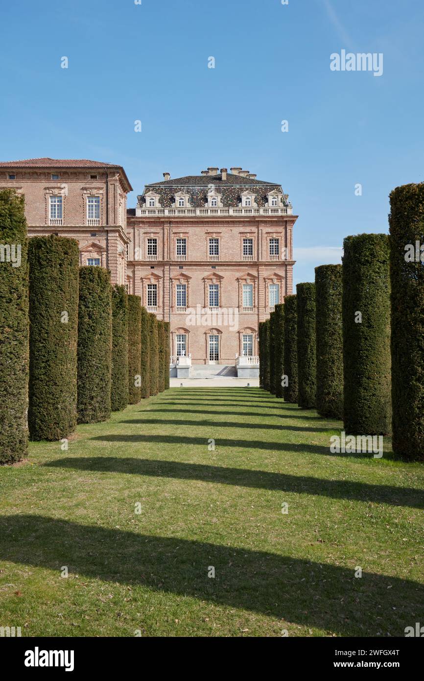 VENARIA REALE, ITALIA - 29 MARZO 2023: Parco del castello della Reggia di Venaria con siepi cilindriche, vista simmetrica alla luce del sole primaverile Foto Stock