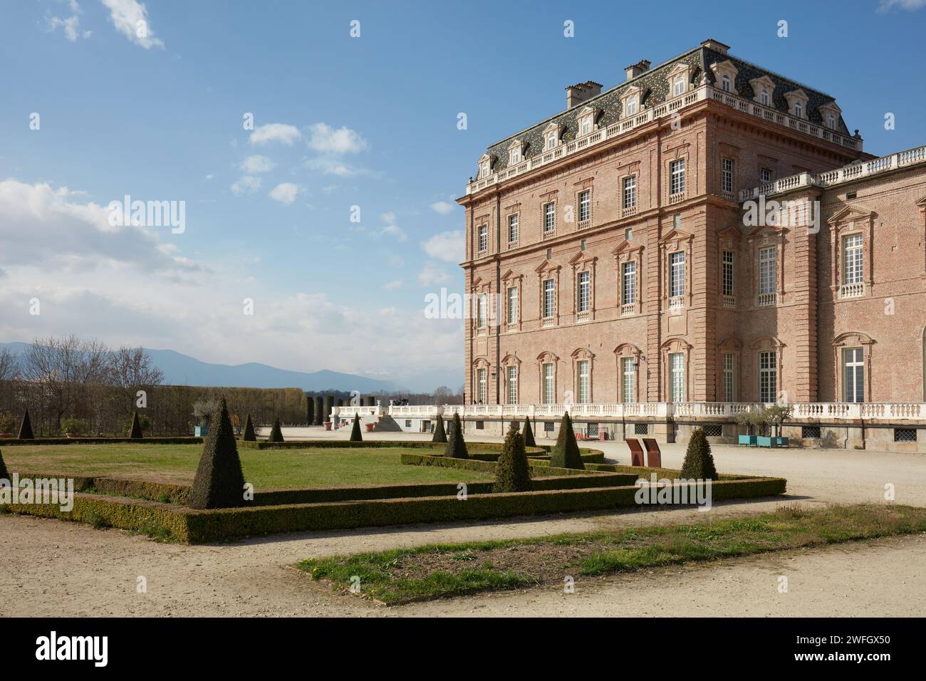 VENARIA REALE, ITALIA - 29 MARZO 2023: Castello della Reggia di Venaria architettura e parco con siepi piramidali in primavera Foto Stock