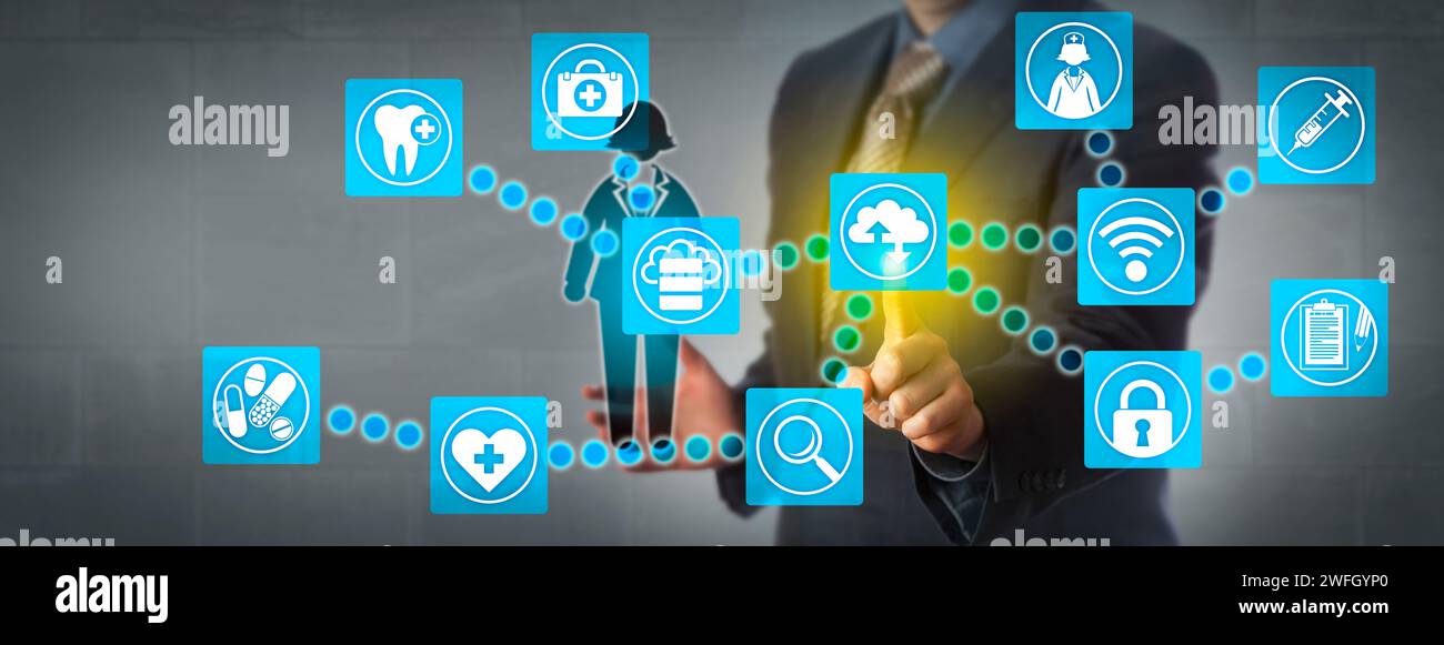 Amministratore del settore sanitario senza volto che trasferisce i dati dei pazienti tramite applicazioni di cloud computing. Concetto di tecnologia sanitaria per il cloud computing Foto Stock