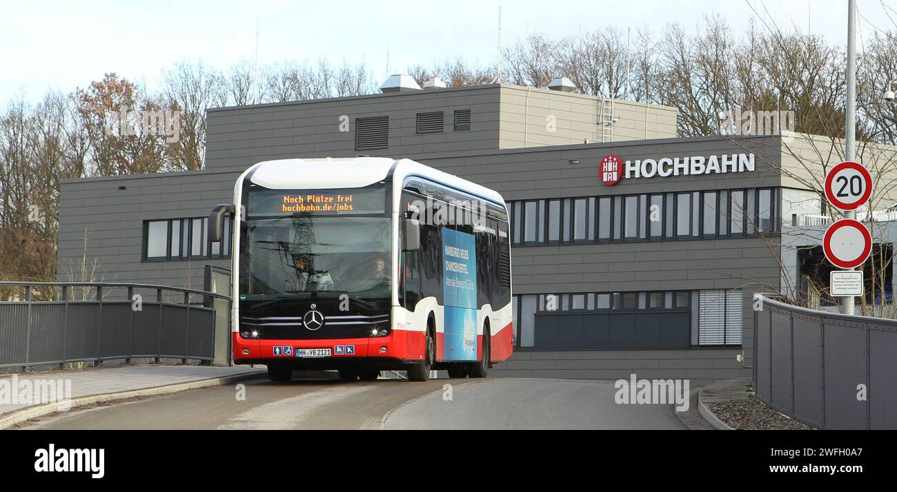 Ein Bus fährt aus dem Betriebshof der Hamburger Hochbahn AG am Tessenowweg heraus. AM Freitag treten die Beschäftigen der Hamburger Hochbahn AG in einen Streik, sodass Busse und U-Bahnen des Unternehmens ganztägig ausfallen. Alsterdorf Hamburg *** Un autobus parte dal deposito della Hamburger Hochbahn AG su Tessenowweg venerdì, i dipendenti della Hamburger Hochbahn AG sciopereranno, il che significa che gli autobus e i treni della metropolitana saranno cancellati tutto il giorno Alsterdorf Hamburg Foto Stock