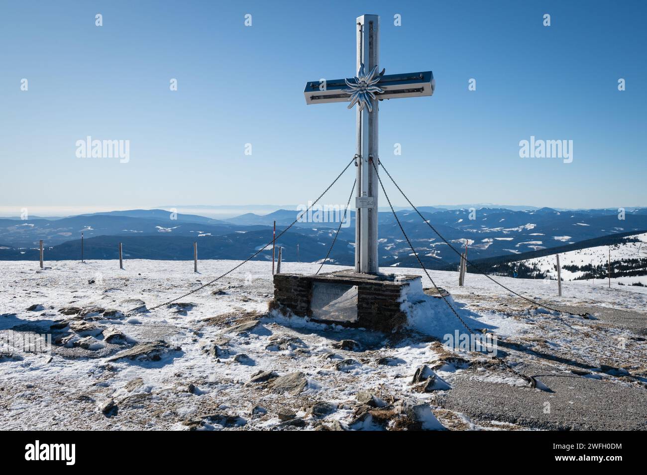 Croce ghiacciata in cima alla montagna Stuhleck Stiria, Austria Foto Stock