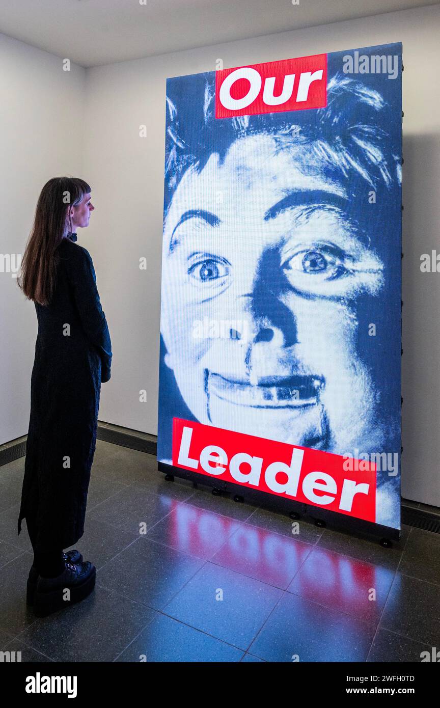 Londra, Regno Unito. 31 gennaio 2024. Untitled (il nostro leader) 187/2020 - pensare a te. Intendo me. Intendo te. Mostra personale di opere recenti dell'artista americana Barbara Kruger alla Serpentine Gallery. È conosciuta per il suo lavoro con immagini e parole, spesso prendendo in prestito dai linguaggi della pubblicità, del graphic design e delle riviste. È la sua prima mostra istituzionale personale a Londra da oltre 20 anni. Crediti: Guy Bell/Alamy Live News Foto Stock