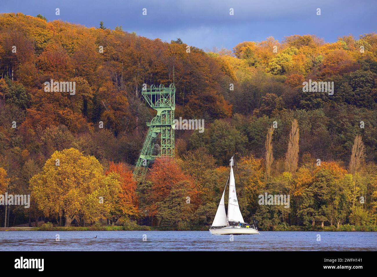 Barca a vela in autunno con il copricapo della miniera di carbone Carl Funke, lago Baldeneysee, Germania, Renania settentrionale-Vestfalia, zona della Ruhr, Essen Foto Stock