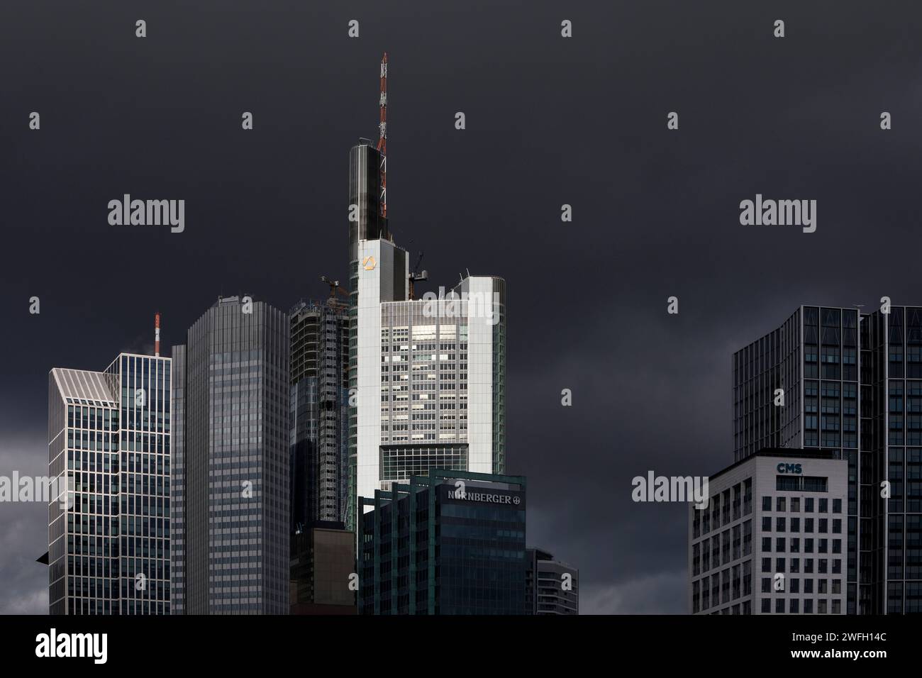 Commerzbank Tower alla luce di fronte a nuvole incredibilmente scure, luci e ombre nel quartiere bancario, Germania, Assia, Francoforte sul meno Foto Stock