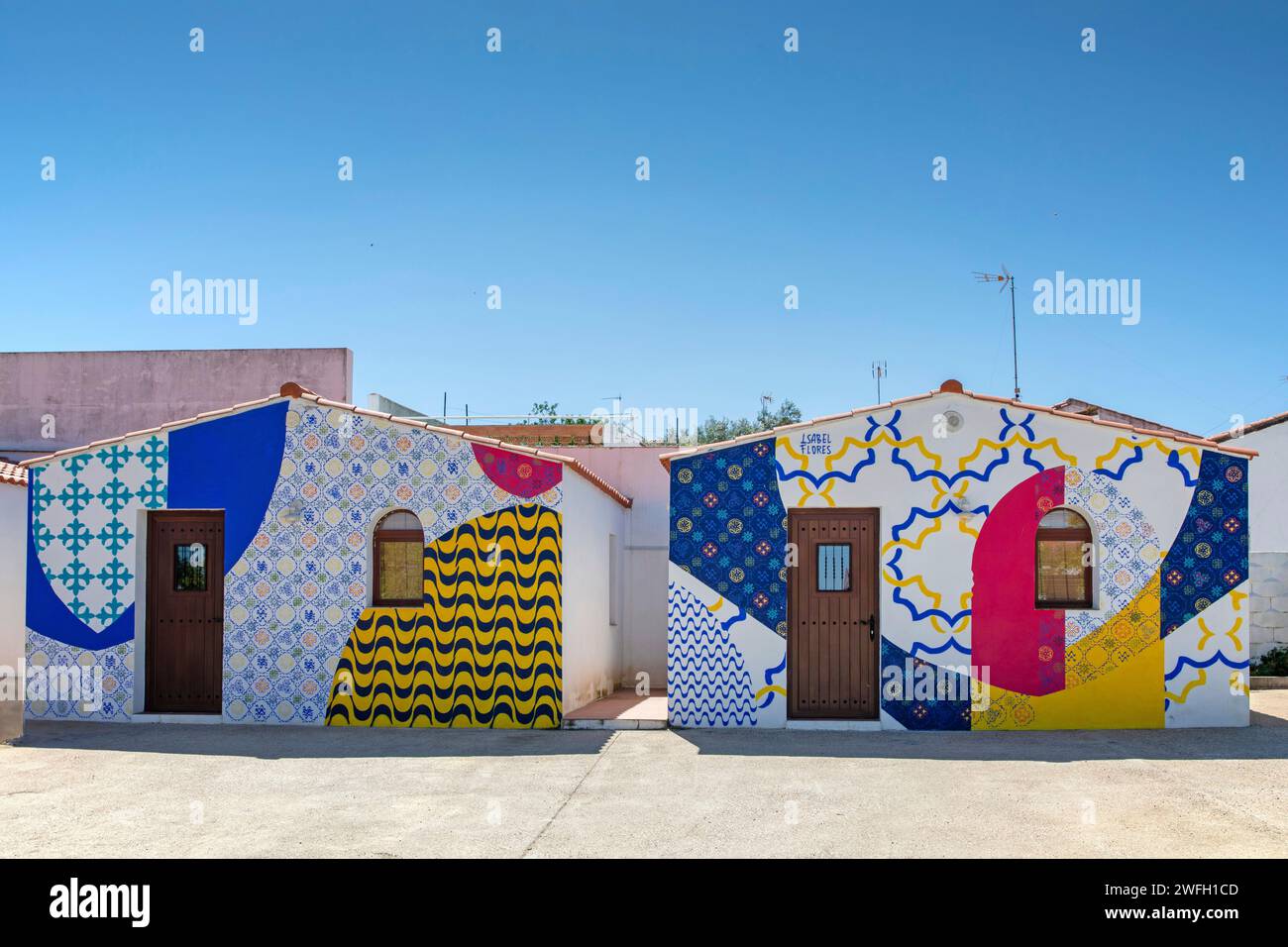 Murales con motivi tradizionali dell'Estremadura su case del villaggio, Spagna, Estremadura, Caceres, Salorino Foto Stock
