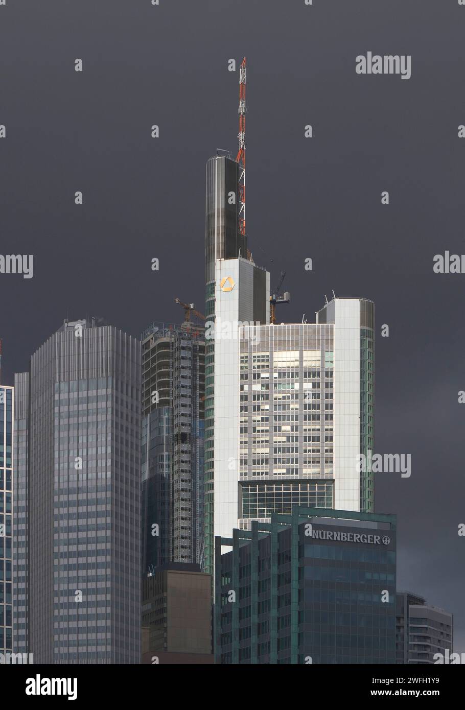 Commerzbank Tower alla luce di fronte a nuvole incredibilmente scure, luci e ombre nel quartiere bancario, Germania, Assia, Francoforte sul meno Foto Stock