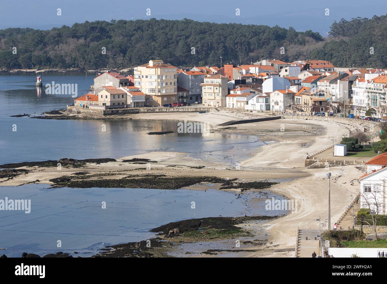 Carril, Galizia, Spagna; 25 gennaio 2024: Vista della città di Carril, Villagarcia de Arosa, Pontevedra, Spagna nelle giornate di sole Foto Stock