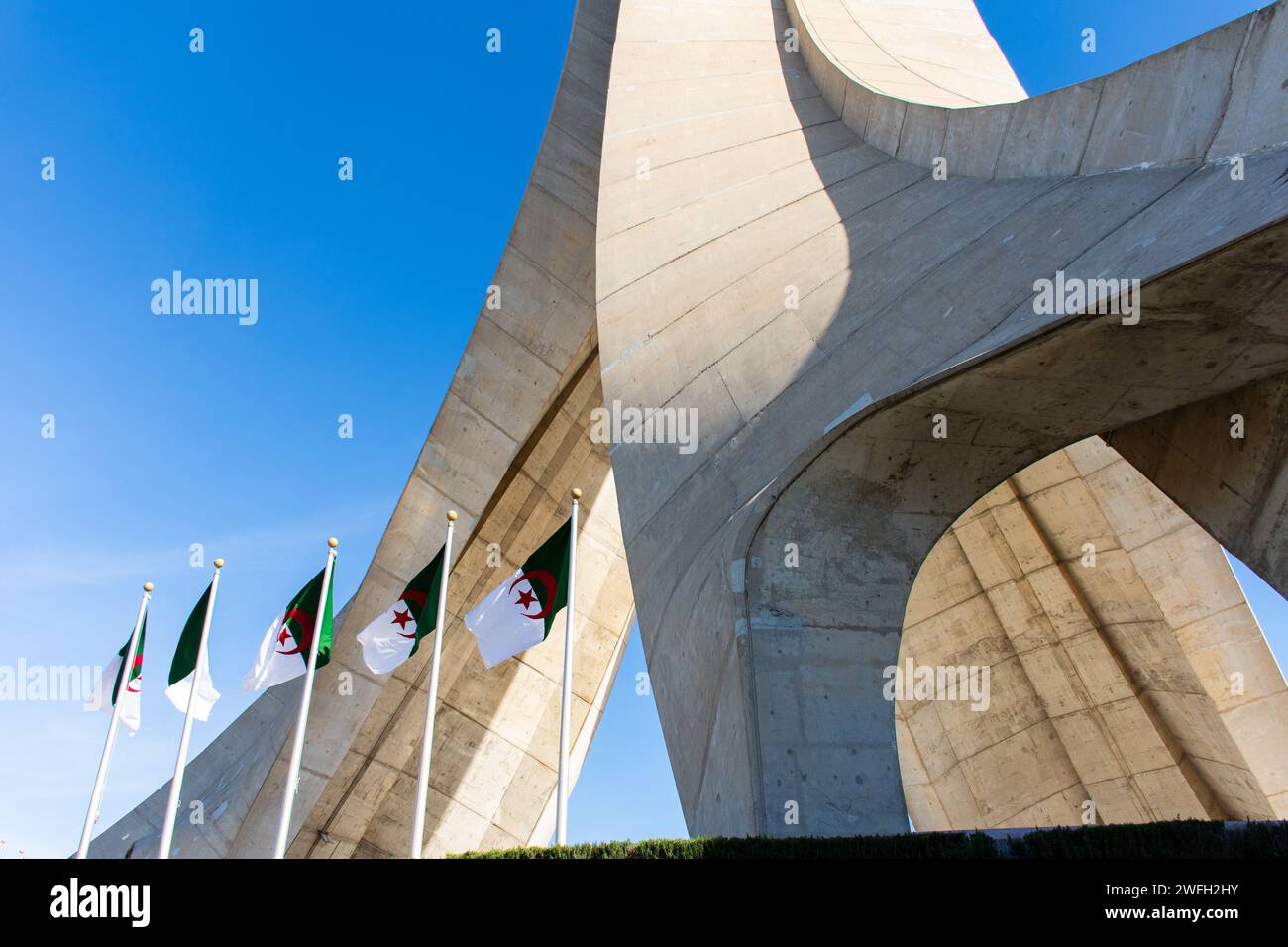 Vista dall'angolo basso del monumento Maqam Echahid, il famoso monumento in Algeria, contro un cielo blu. Foto Stock