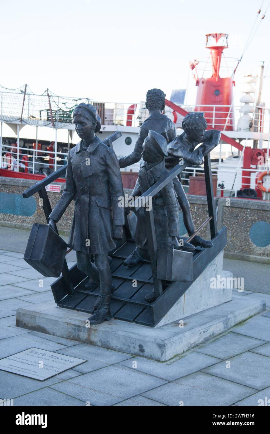 La statua di Safe Haven dedicata al Kindertransport di Ian Wolter ad Harwich, Essex nel Regno Unito Foto Stock