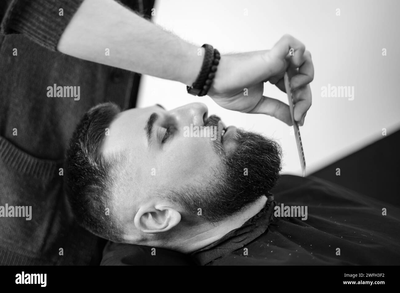 Pettini barbiere per tagliare e radere l'uomo caucasico Foto Stock