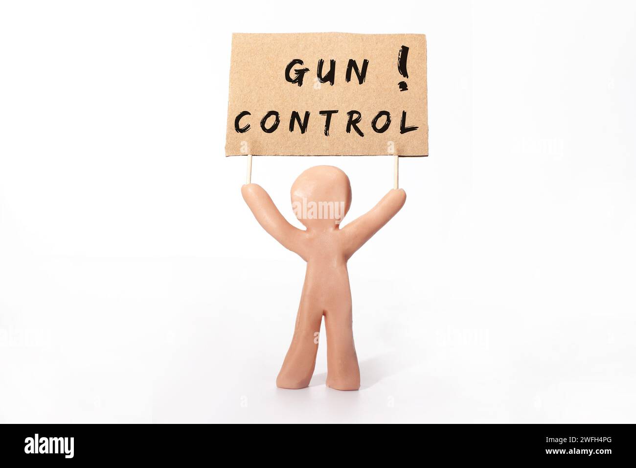 personaggio di argilla che tiene il banner di controllo della pistola Foto Stock