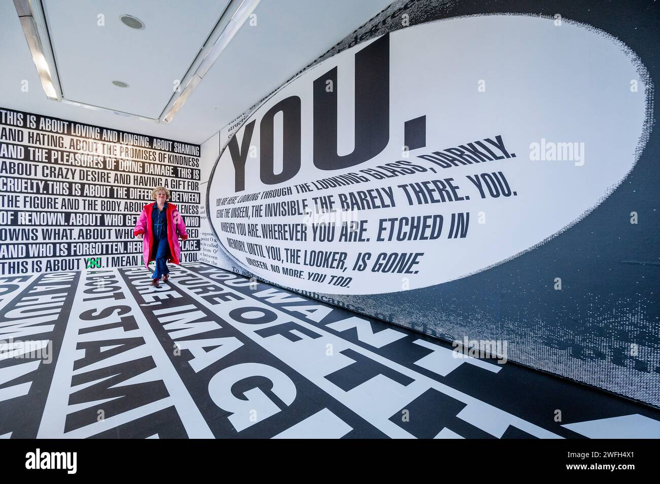 Londra, Regno Unito. 31 gennaio 2024. Untitled (Forever), 2017 - Thinking of You. Intendo me. Intendo te. Mostra personale di opere recenti dell'artista americana Barbara Kruger alla Serpentine Gallery. È conosciuta per il suo lavoro con immagini e parole, spesso prendendo in prestito dai linguaggi della pubblicità, del graphic design e delle riviste. È la sua prima mostra istituzionale personale a Londra da oltre 20 anni. Crediti: Guy Bell/Alamy Live News Foto Stock