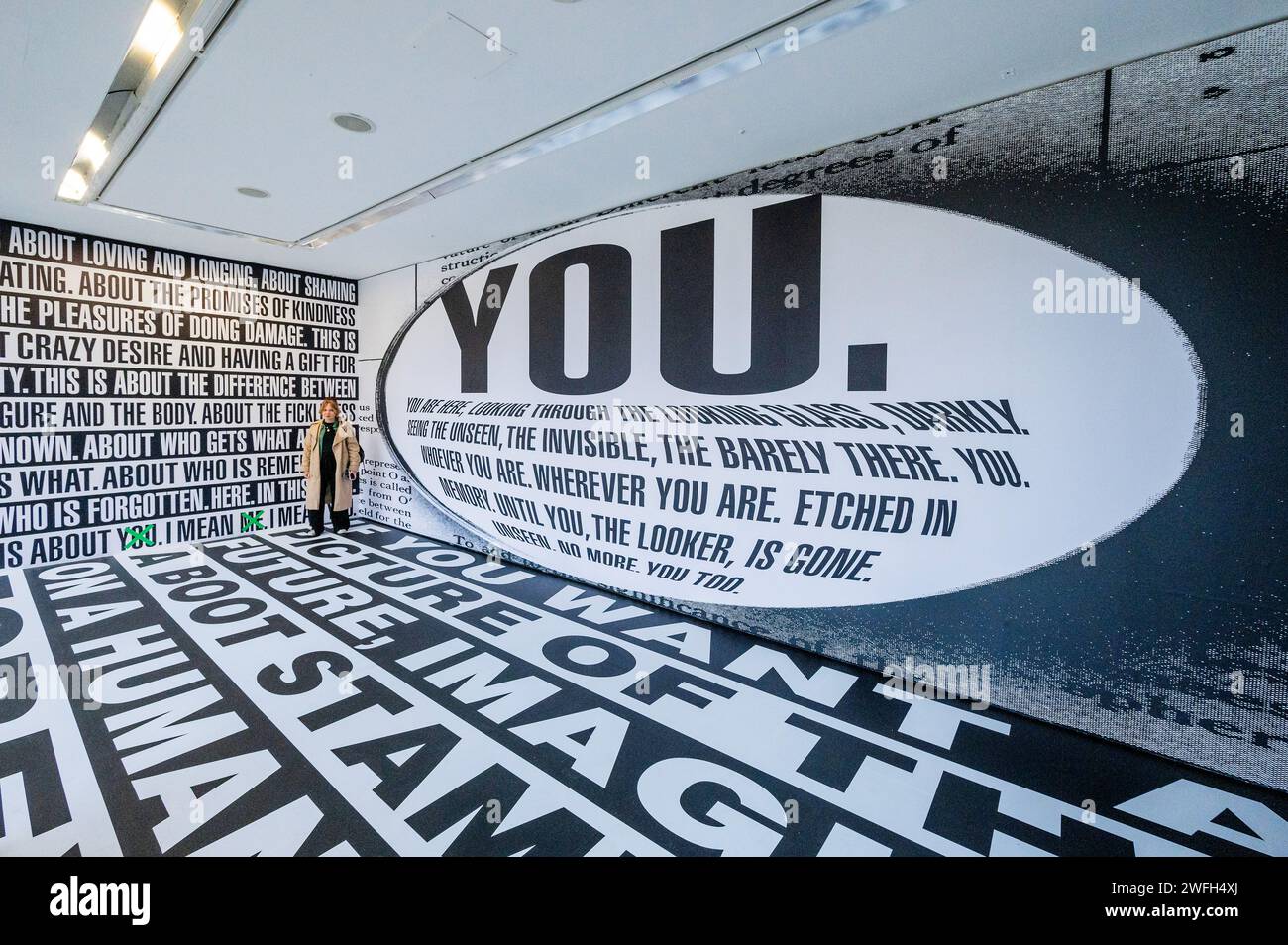 Londra, Regno Unito. 31 gennaio 2024. Untitled (Forever), 2017 - Thinking of You. Intendo me. Intendo te. Mostra personale di opere recenti dell'artista americana Barbara Kruger alla Serpentine Gallery. È conosciuta per il suo lavoro con immagini e parole, spesso prendendo in prestito dai linguaggi della pubblicità, del graphic design e delle riviste. È la sua prima mostra istituzionale personale a Londra da oltre 20 anni. Crediti: Guy Bell/Alamy Live News Foto Stock