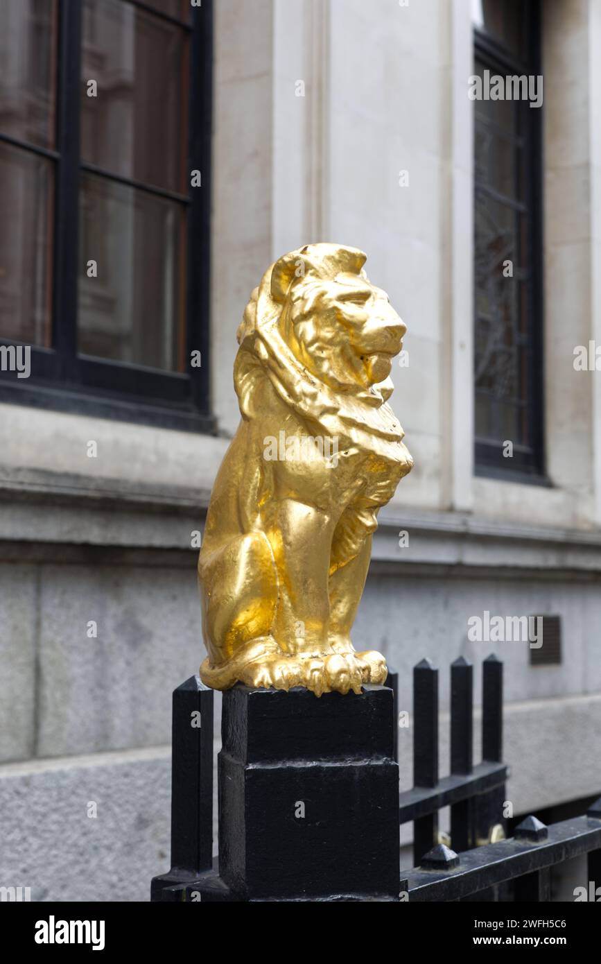 Londra, leone dorato su un recinto Foto Stock