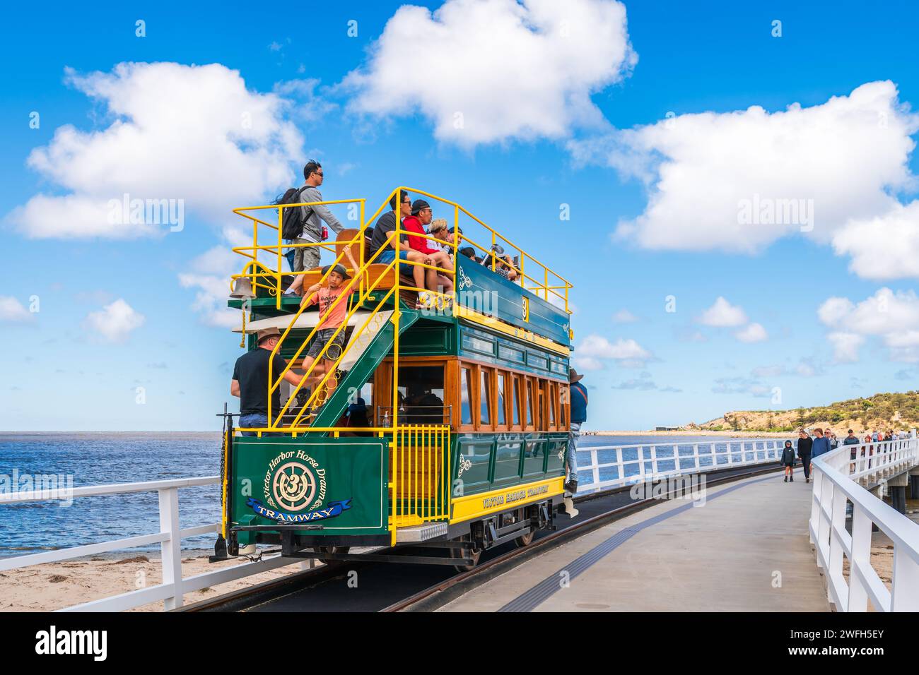 Victor Harbor, Australia meridionale - 5 gennaio 2022: Tram trainato da cavalli Victor Harbor con persone sulla strada per Granite Island attraverso la nuova costruzione Foto Stock