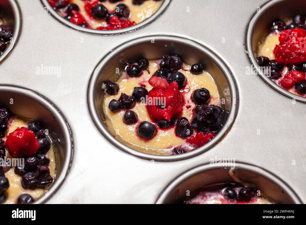 muffin ai mirtilli e lamponi prima di cuocere Foto Stock