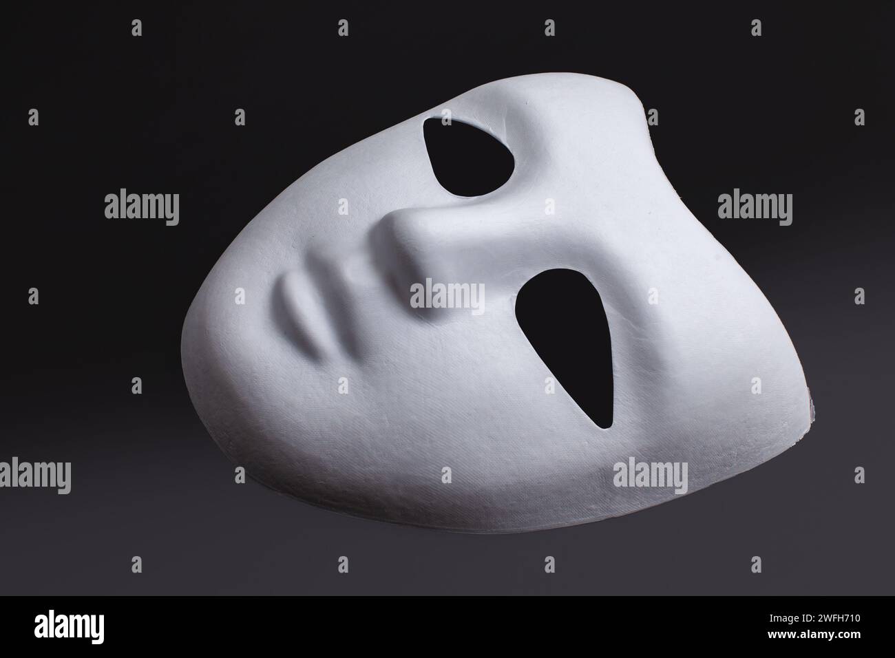 maschera facciale bianca su sfondo nero Foto Stock