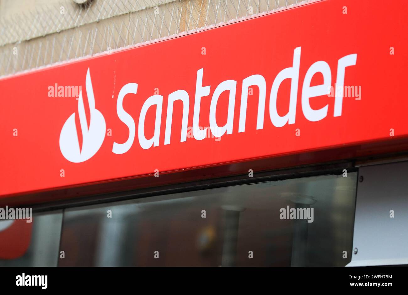 Foto del file datata 11/09/2020 di Santander, nel centro di Nottingham. Santander UK ha registrato un aumento dei profitti annuali dopo essere stato incentivato da tassi di interesse più elevati, ma ha segnalato un aumento del numero di mutuatari in ritardo con i rimborsi. Data di emissione: Mercoledì 31 gennaio 2024. Foto Stock
