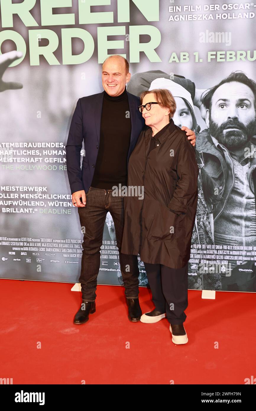 30/01/2024, Berlino, Germania, Christian Bräuer e Agnieszka Holland partecipano al Berlin-Premiere 'GREEN BORDER" al Delphi Filmpalast il 30 gennaio 2024 a Berlino, Germania. Green Border è un dramma in bianco e nero di Agnieszka Holland sui destini individuali nella zona di confine polacco-bielorusso. Credito: Sven Said/Alamy Live News Foto Stock
