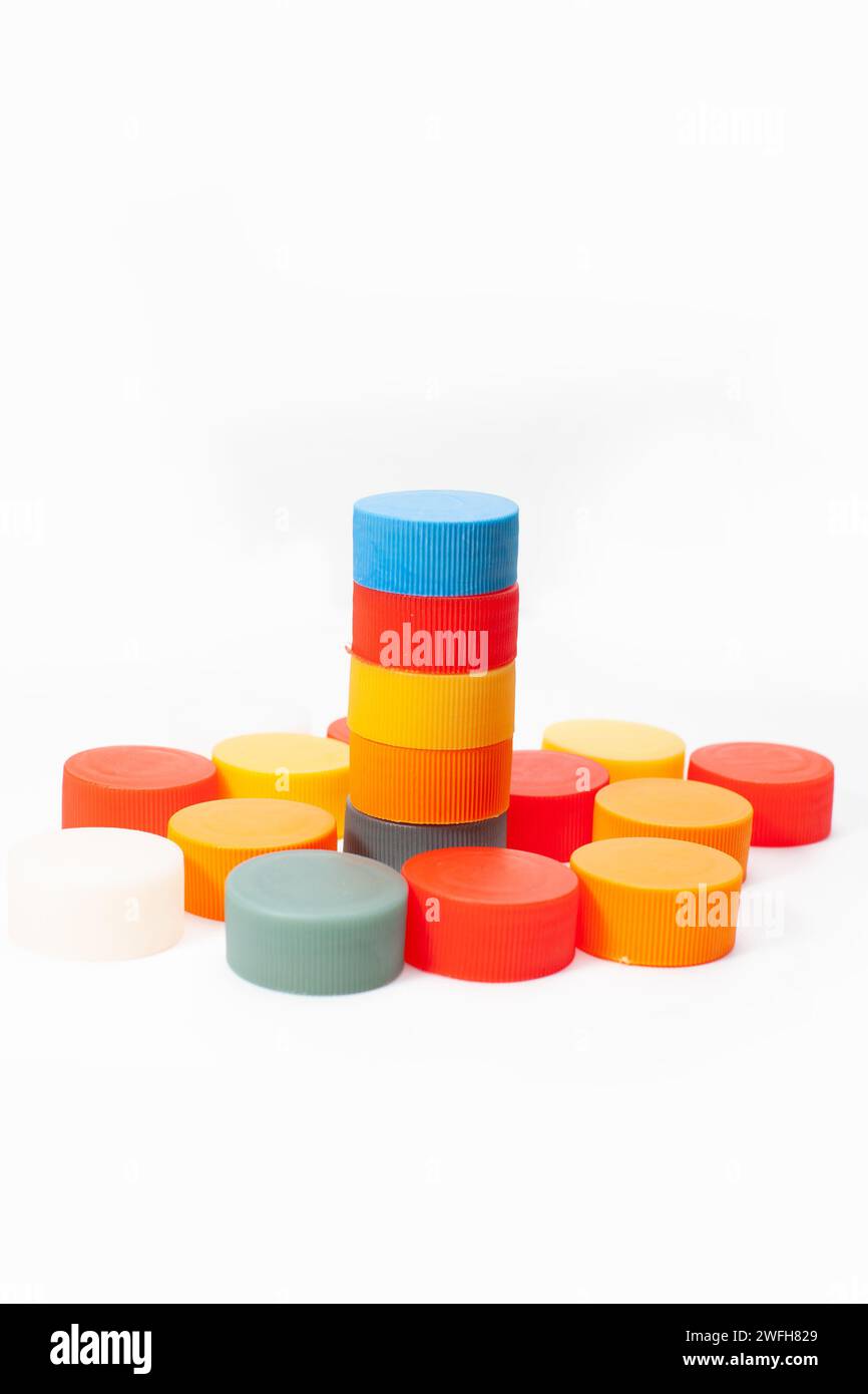 numerosi tappi per bottiglie in plastica colorata Foto Stock