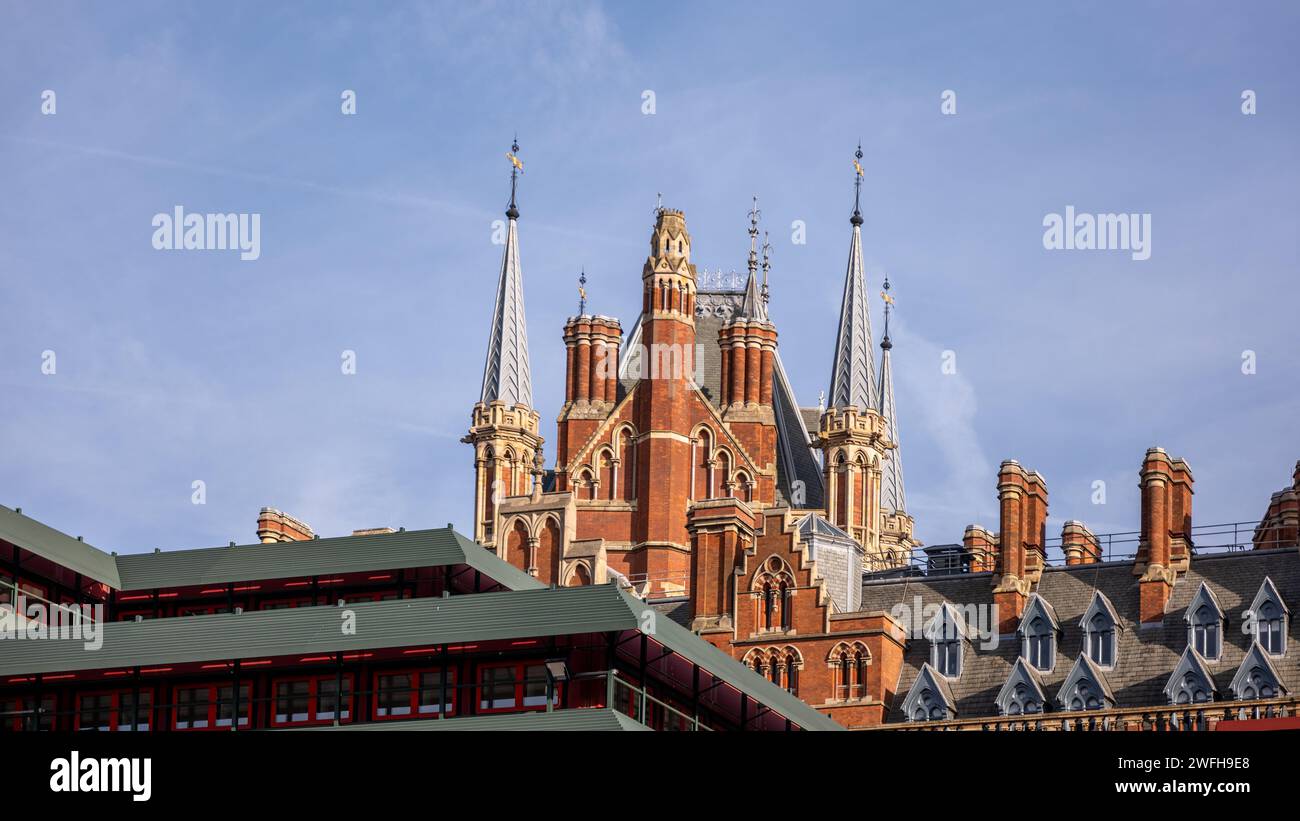 Torri e ultimo piano di St La stazione ferroviaria di Pancras e St Pancras Renaissance London Hotel Foto Stock