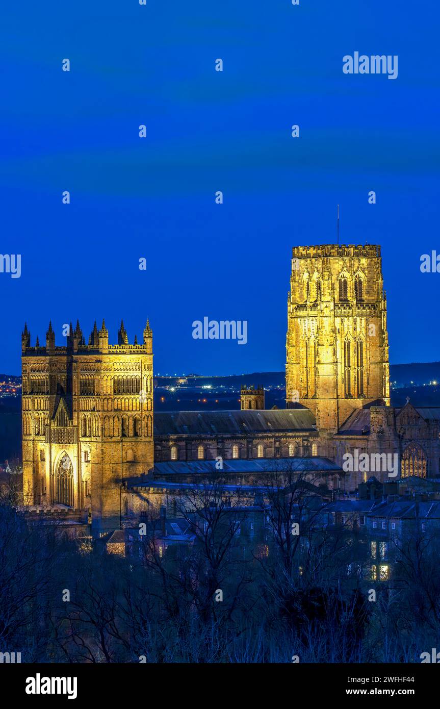 Una vista della Cattedrale di Durham nella città illuminata al crepuscolo, vista da lontano con cieli limpidi Foto Stock