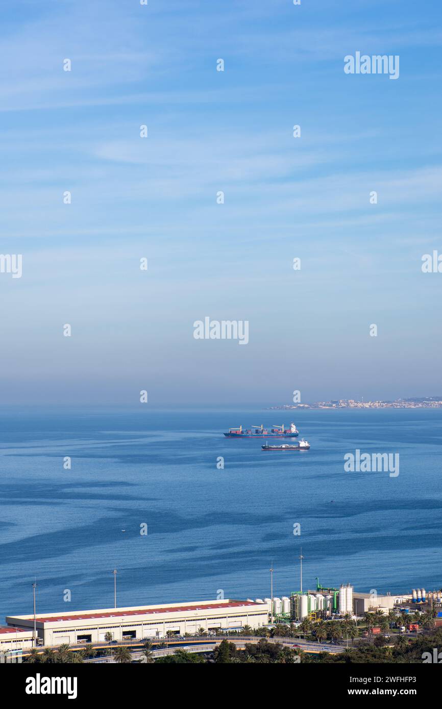 Vista ad alto angolo di una nave petroliera nel Mar Mediterraneo a Algeri. Foto Stock