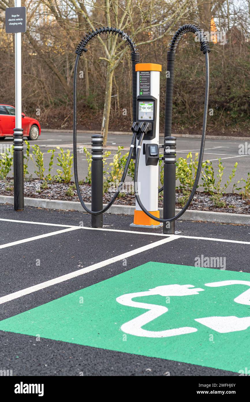 Punto di ricarica rapida Kempower presso il parcheggio di un supermercato di Sainsbury Foto Stock