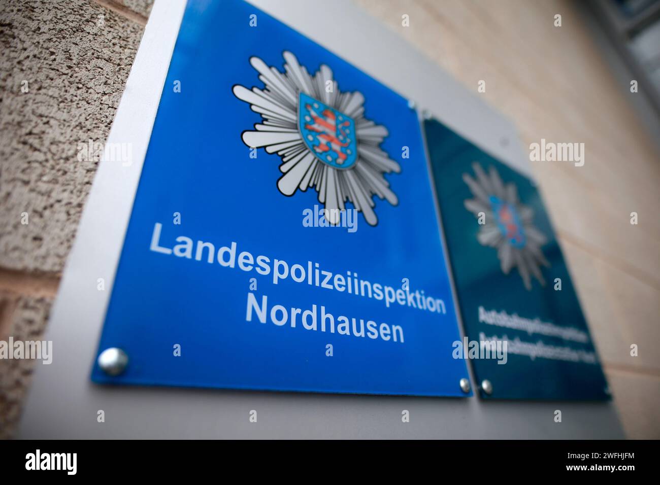 Nordhausen, Germania. 31 gennaio 2024. Veduta di una tavola con l'iscrizione Landespolizeiinspektion Nordhausen. In una conferenza stampa della polizia di Nordhausen, sono stati annunciati i primi dettagli di un'indagine su un centro di distribuzione pacchi. Dal febbraio 2023 si sono verificate irregolarità in un centro di distribuzione pacchi. La polizia ha indagato su sospette frodi commerciali sul credito e violazioni del segreto postale. Durante le ricerche sono stati trovati oggetti del valore di diverse migliaia di euro. Crediti: Matthias Bein/dpa/Alamy Live News Foto Stock