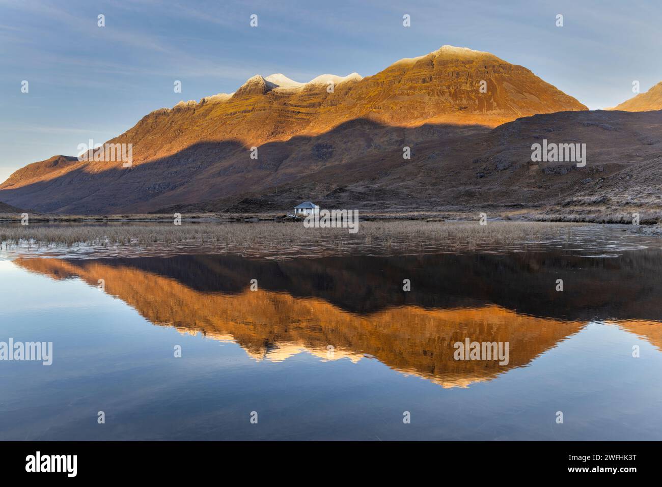 Condizioni calme e pianeggianti a Lochan, con riflessi di Liathach sullo sfondo. Torridon, Wester Ross, Highlands, Scozia, Regno Unito Foto Stock
