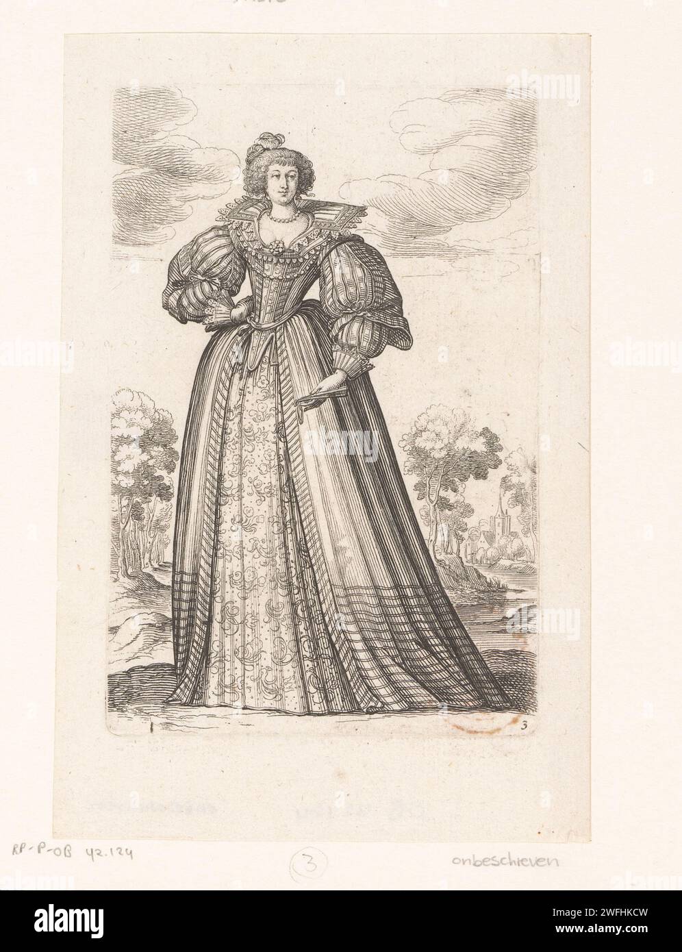 Nobile donna francese vestita secondo la moda francese di ca. 1630, Abraham Bosse, 1629 vide la signora dal fronte, in piedi per un paesaggio con Bomenlaan. È vestita con un abito con motivi floreali, su cui un mantello aperto con ampie maniche piene. Ampio collare laterale rialzato. Una ventola chiusa nella mano sinistra. Abiti per incisione/incisione in carta parigina, costume (+ abiti da donna). abito, abito (+ abiti da donna). Abito, abito (VLIEGER) (+ abiti da donna). maniche (+ abiti da donna). colletto: colletto (+ abiti da donna). collana (+ abiti da donna). orecchini (+ vestiti da donna). Foto Stock