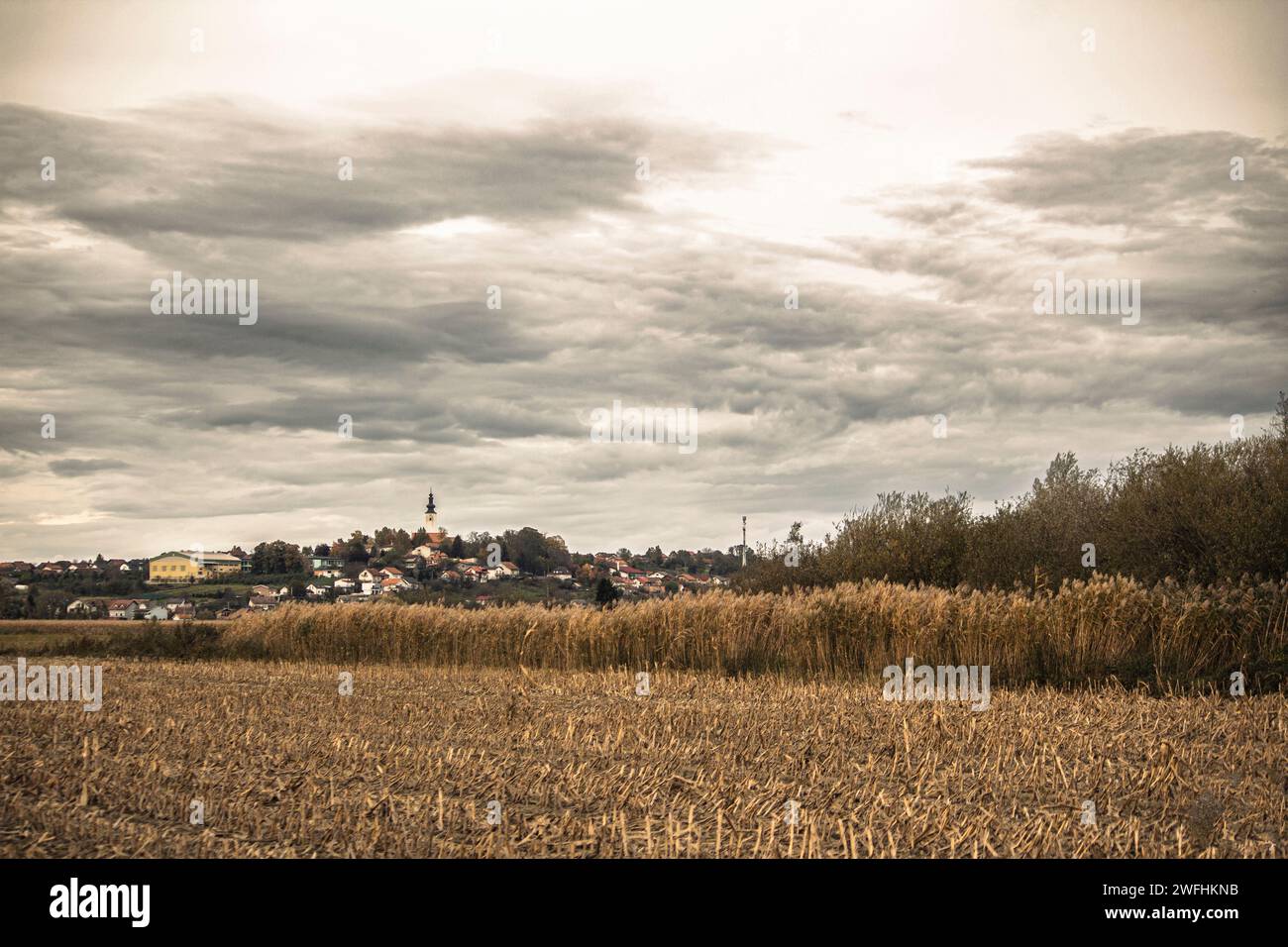 Una piccola città con una chiesa su una collina nella Croazia centrale Foto Stock