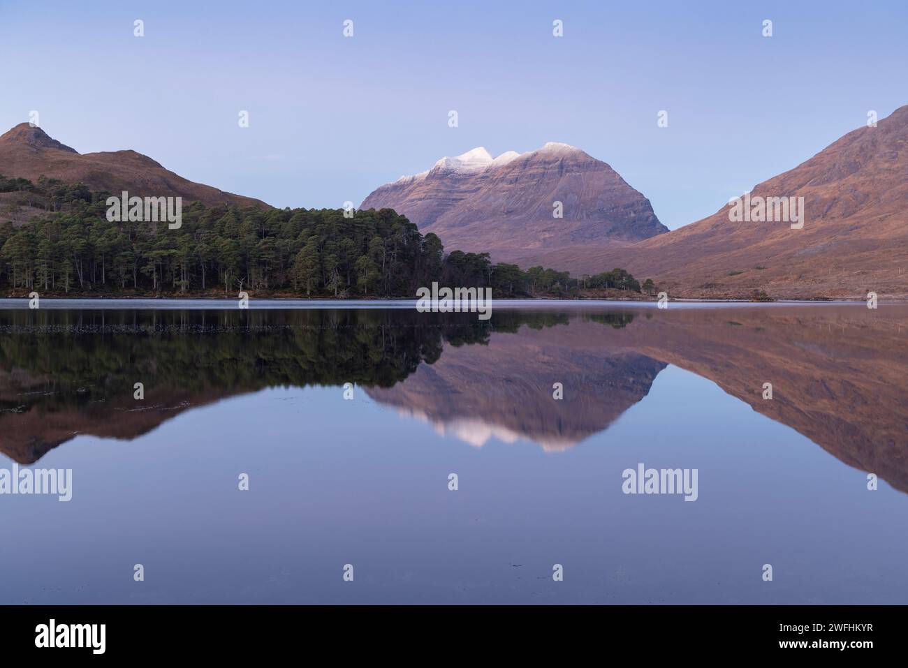 Condizioni calme a Loch Clair con Liathach sullo sfondo, Torridon, Wester Ross, Highlands, Scozia, REGNO UNITO Foto Stock