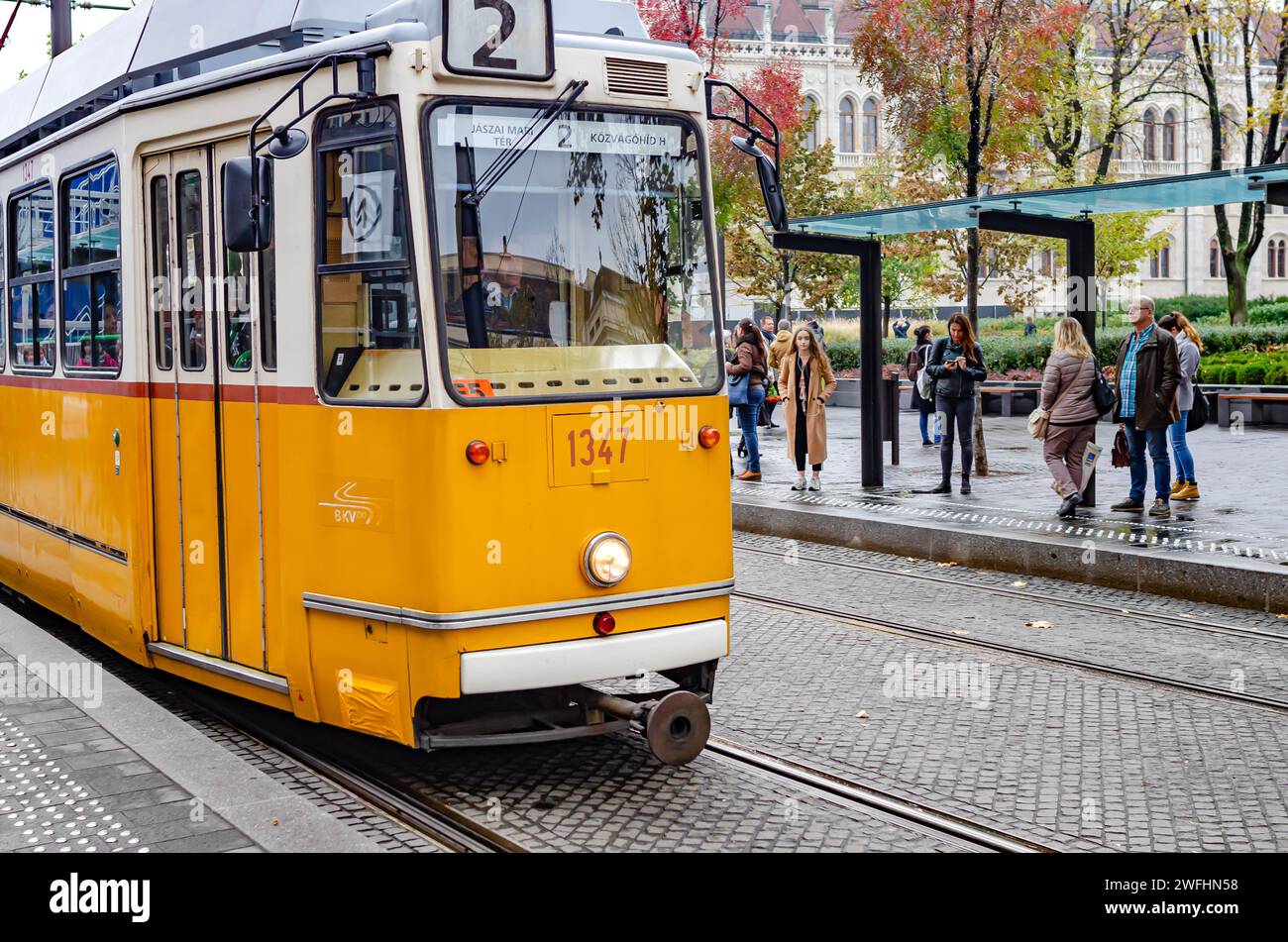 BUDAPEST, UNGHERIA - 27 ottobre 2017: Tram per le strade di Budapest, Ungheria. Foto Stock