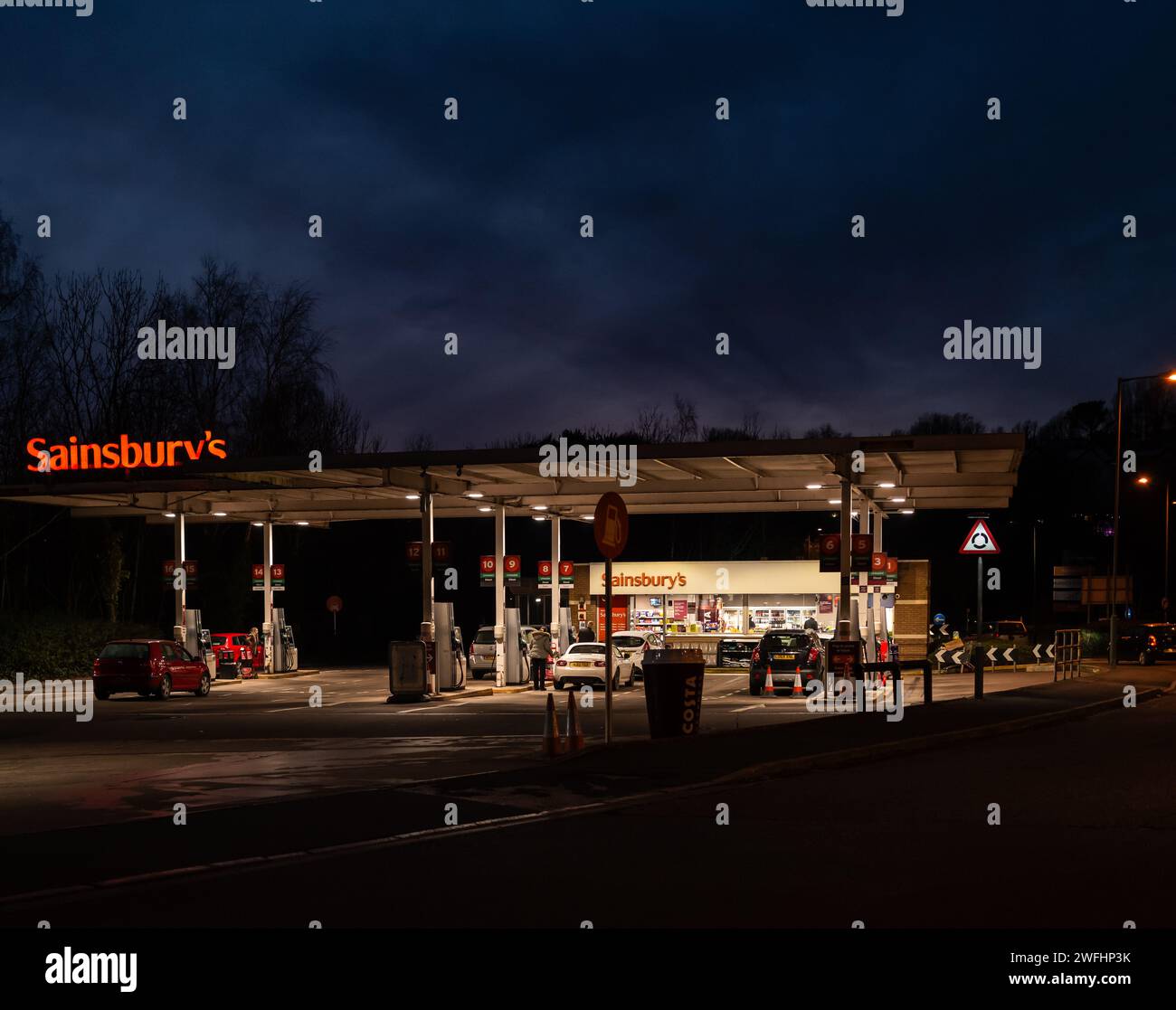 Stazione di benzina e diesel di Sainsbury a Torquay Devon, Regno Unito. Fotografia notturna di veicoli presso le pompe. Foto Stock