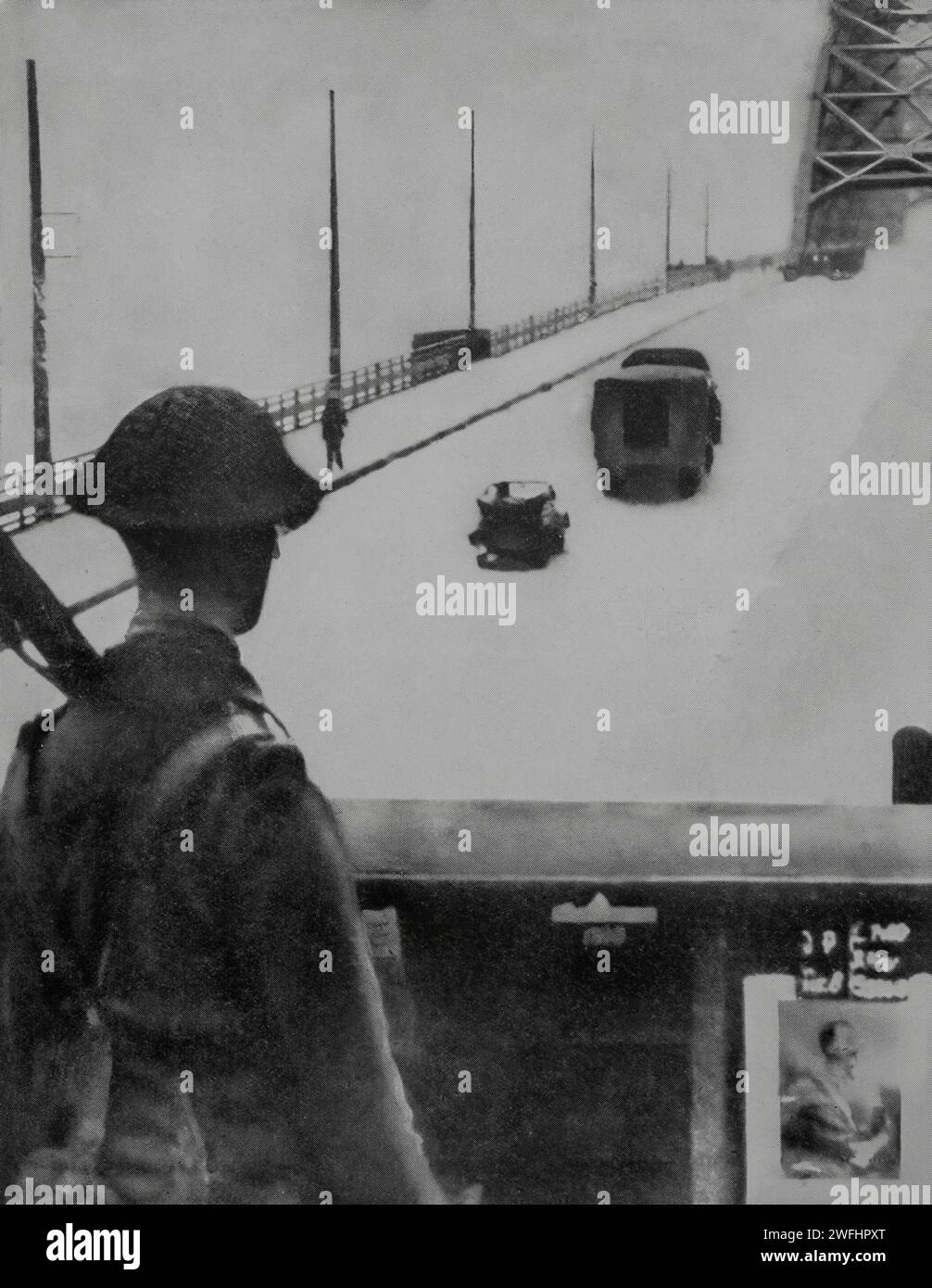 Un soldato britannico in un posto di comando che domina il ponte di Nijmegen nei Paesi Bassi. Attraversando il fiume Reno, fu una testa di ponte vitale nel corridoio di Eindhoven preso nel settembre 1944 dalle truppe alleate durante la seconda guerra mondiale. Foto Stock
