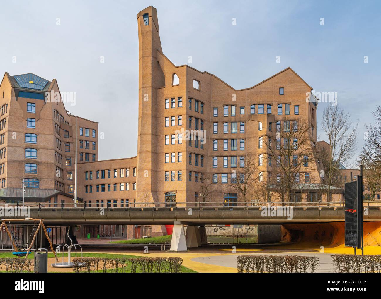 Amsterdam, Paesi Bassi, 27.01.2024, edificio per uffici ed ex sede del gruppo ING, noto come Het Zandkasteel Foto Stock