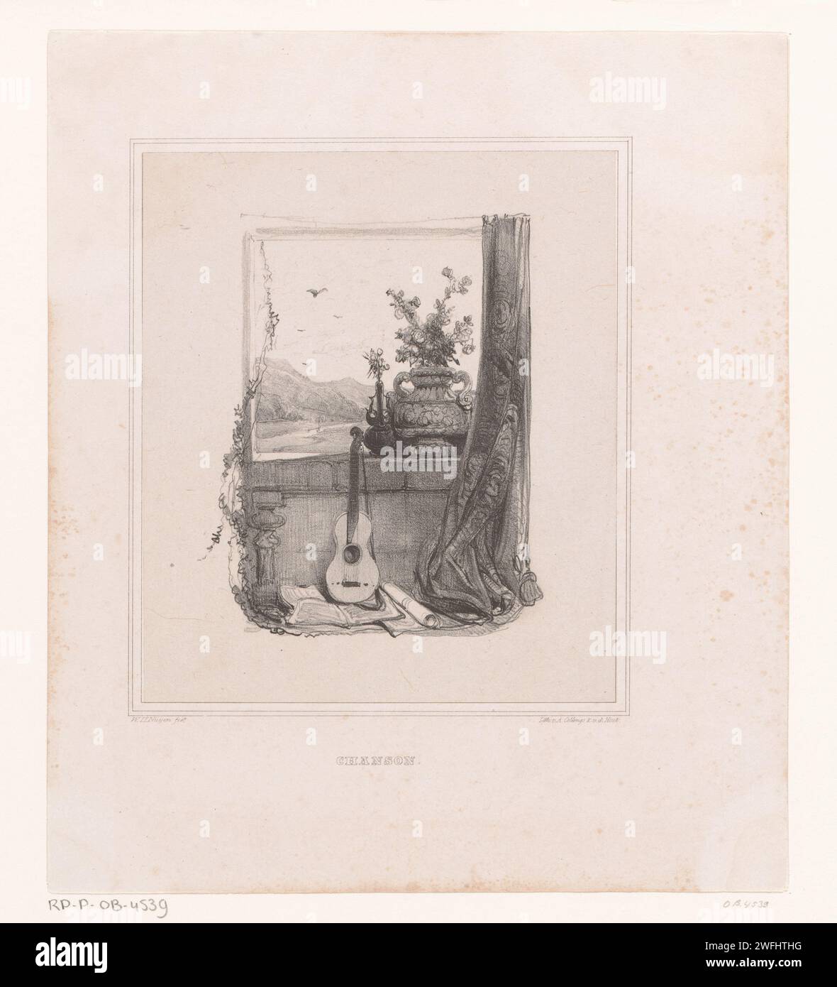 Natura morta con chitarra, Wijnand Nuijen, 1823 - 1839 stampa c'è una chitarra davanti a una finestra con vasi e tende. Giornale di Rotterdam. finestra. fiori in un vaso. cithern, mandolino, chitarra, balalaika Foto Stock