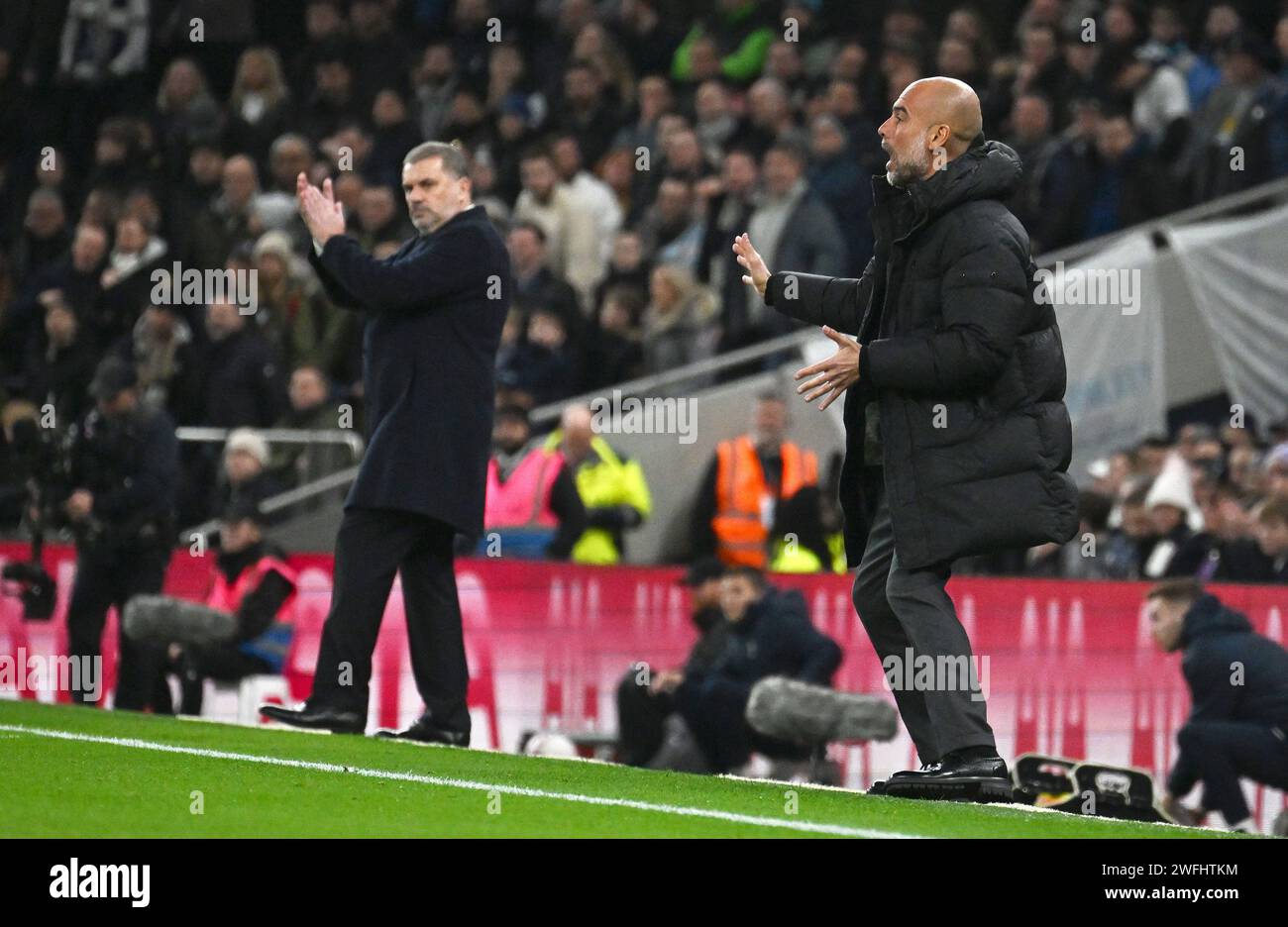 PEP Guardiola , il Manchester City Manager (a destra) e Ange Postecoglou, il manager del Tottenham Hotspur (a sinistra). Emirates fa Cup, 4° round, Tottenh Foto Stock