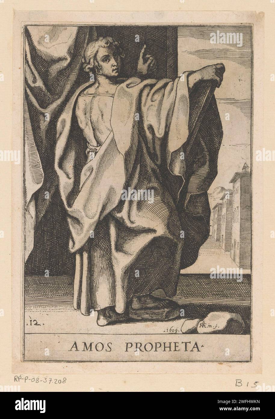 Profeet Amos, Raffaello Schiambinosso, 1609 stampa il profeta Amos in piedi e gira a destra. La mano sinistra punta verso l'alto e con la mano destra tiene una tavoletta. Titolo nel margine inferiore e numerato in basso a sinistra: 12. Carta italiana incisione Amos, il mandriano di Tekoa, profetizza a Bethel (Amos 1-2). Profeti, sibili, evangelisti, dottori della Chiesa; persone  la Bibbia (non in contesto biblico). scrivere compresse Foto Stock